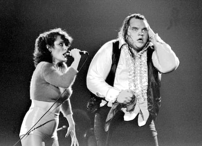 Meat Loaf y una de las cantantes de su grupo durante uno de los conciertos de la gira de 'Bat Out of Hell', a finales de los setenta.  