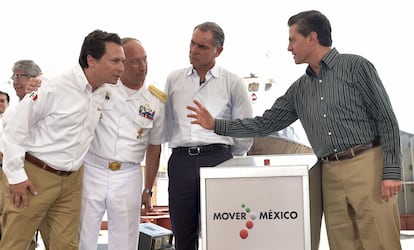 Emilio Lozoya (izquierda) y Enrique Peña Nieto (a la derecha), durante un acto público en 2015.