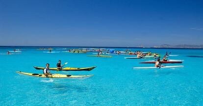 Un grupo de turistas montados en kayaks de mar en Formentera.