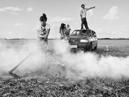 Documentada por el fotógrafo Renaud Philippe, la ‘Retomada da Terra’ es un movimiento de ocupación de tierras en Brasil liderado por la población indígena guaraní, que desea recuperar territorios ancestrales que les fueron arrebatados a lo largo de la historia. Un conflicto que les enfrenta a las mafias del agronegocio y que causa decenas de víctimas cada año en medio de una inmensa impunidad.