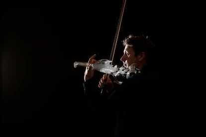 El ingeniero y violinista francés Laurent Bernadac toca el "3Dvarius", un violín impreso en 3D hecho de resina.