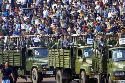 Varios condenados a muerte son paseados en camiones y mostrados a la multitud en Chengdu (China) en 2001.