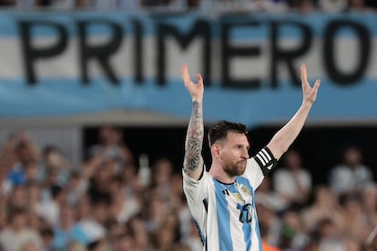 Lionel Messi de Argentina celebra el gol número 800 de su carrera en el amistoso ante Panamá en Buenos Aires, el 23 de marzo de 2023.