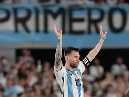 Lionel Messi de Argentina celebra el gol número 800 de su carrera en el amistoso ante Panamá en Buenos Aires, el 23 de marzo de 2023.