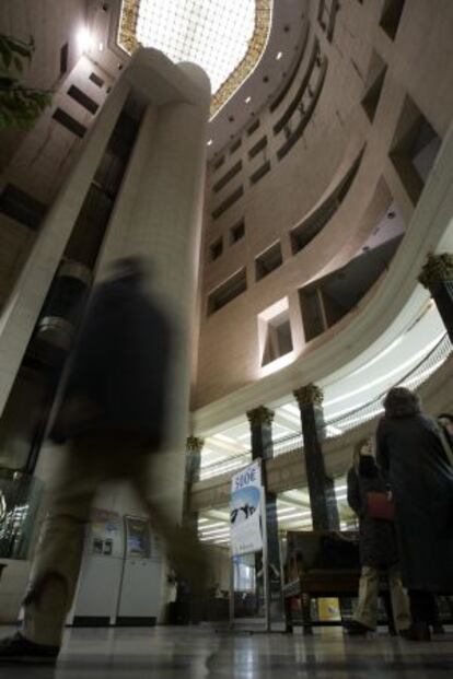 The lobby of the Banesto building at 14 Alcal&aacute; street.