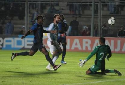 Tras una gran acción individual, Higuaín define a la salida del portero hondureño.