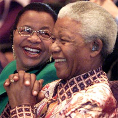 Nelson Mandela y su esposa, Graça Machel, ayer, durante el acto en el que recibió el libro de homenaje por su 85º cumpleaños.