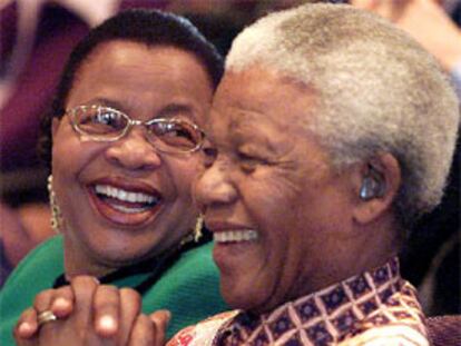 Nelson Mandela y su esposa, Graça Machel, ayer, durante el acto en el que recibió el libro de homenaje por su 85º cumpleaños.