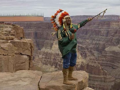 Un miembro de los hualapai muestra el Gran Cañón, con el mirador a su espalda.