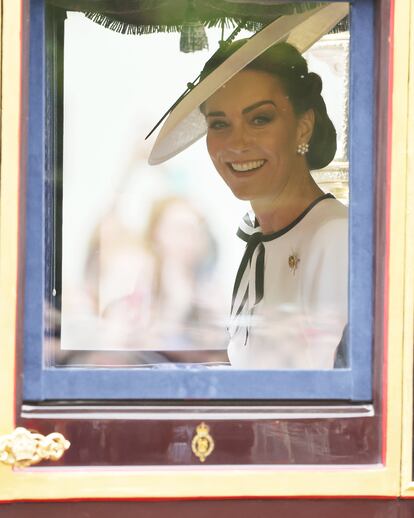 Kate Middleton, con sombrero de Philip Treacy y vestido de Jenny Packham.