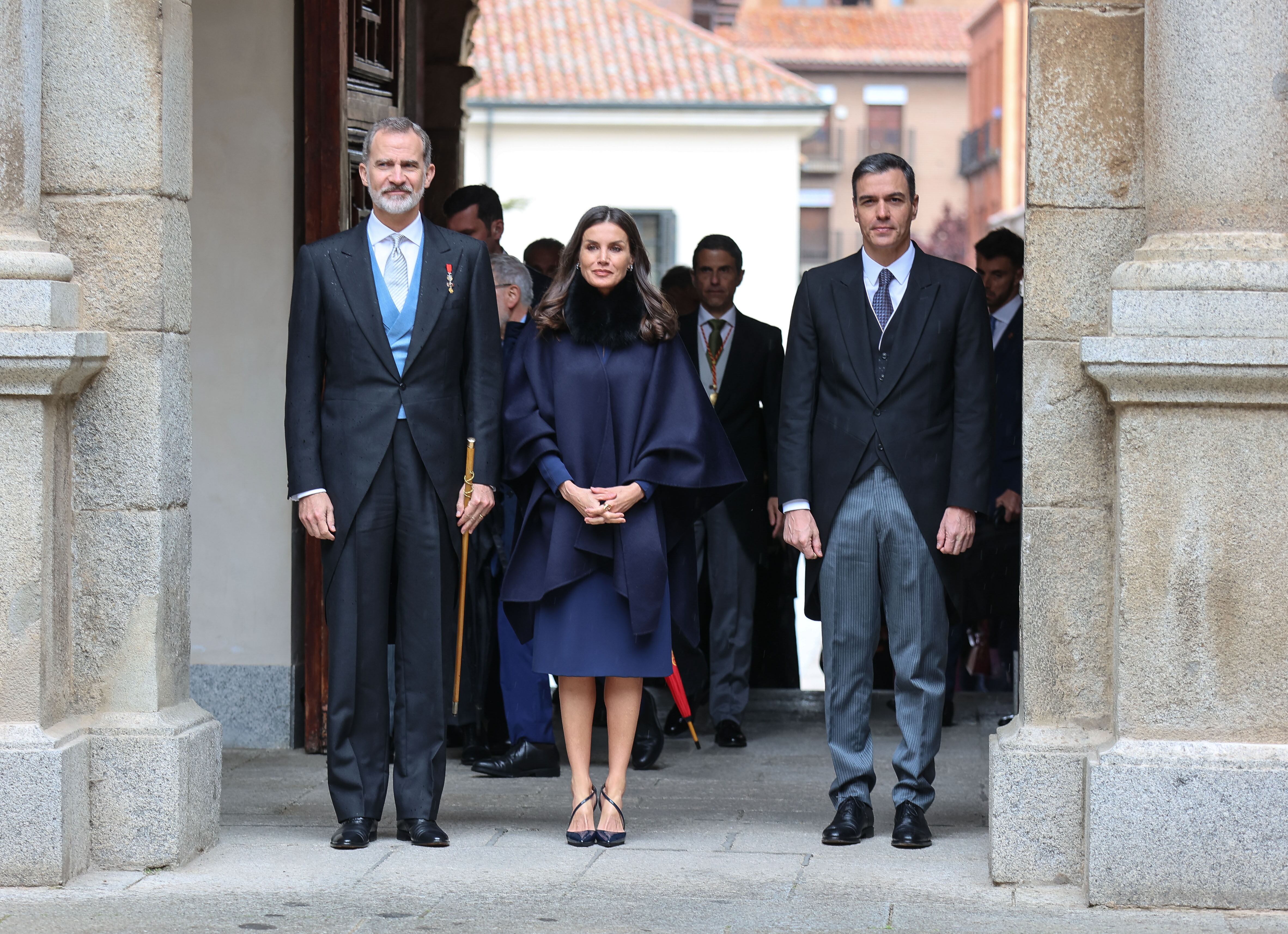 El rey Felipe, la reina Letizia y el presidente del Gobierno, Pedro Sánchez, a su llegada a la Universidad de Alcalá de Henares.