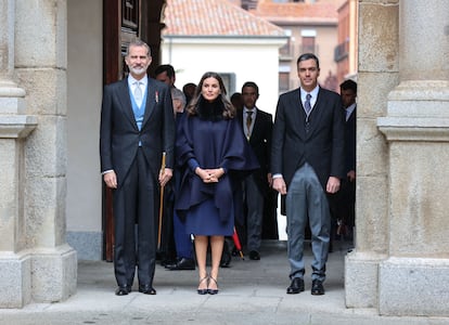 El rey Felipe, la reina Letizia y el presidente del Gobierno, Pedro Sánchez, a su llegada a la Universidad de Alcalá de Henares.