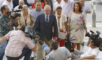 Varios periodistas tropiezan a la llegada del alcalde de Alhaurín, Martín Serón, a los juzgados.