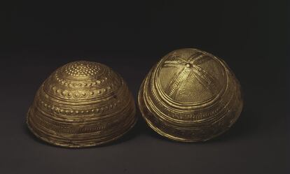 Piezas de bronce, de inicios del primer milenio a.C. Aparecieron en una peña, una dentro de otra, y seguramente conformarían una ocultación de carácter ritual o sacro.