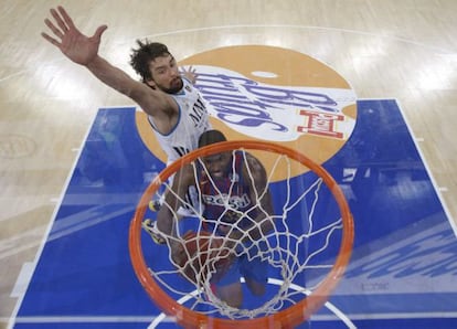 FC Barcelona Regal&#039;s Pete Mickeal shoots under pressure from Real Madrid guard Sergio Llull.