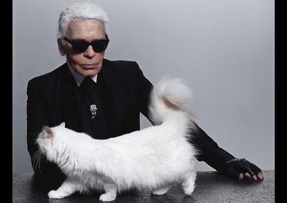 Karl Lagerfeld, con su gata &lsquo;Choupette&rsquo;.