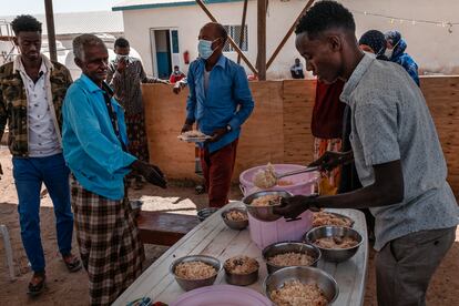 MSF proporciona atención y tratamiento especializados y gratuitos contra la tuberculosis multirresistente. Los pacientes reciben alojamiento y comida mientras están en tratamiento, lo que incluye la provisión de alimentos, alojamiento y estipendios mensuales para ayudarles a comprar alimentos y bebidas nutritivas.