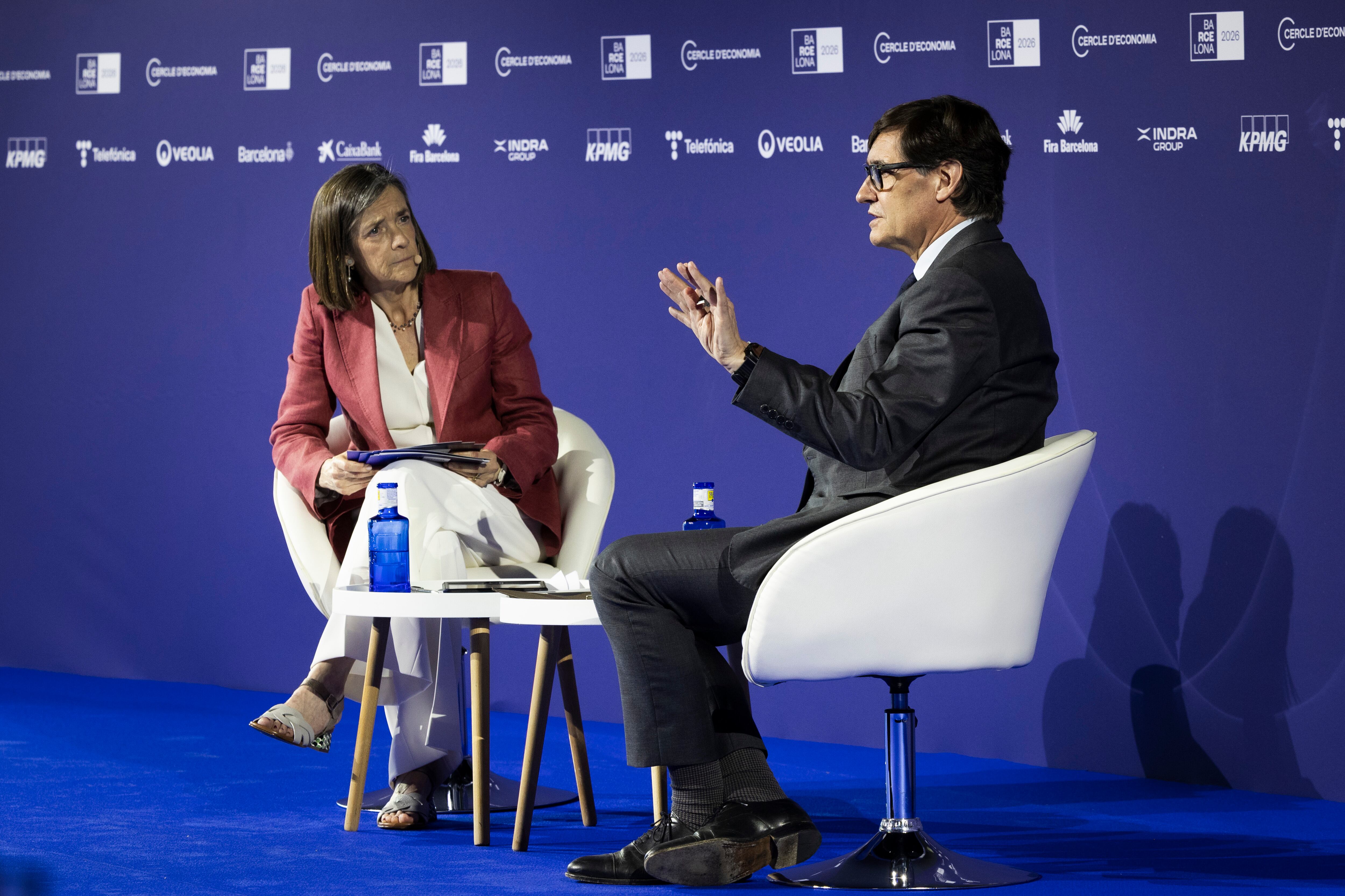 El president Salvador Illa en un momento de su diálogo con la presidenta del Cercle, Teresa García Milà.