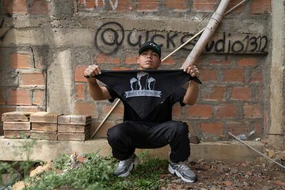 "Desde el 28 de abril, empezamos a hacer uso del derecho a manifestarnos y a hacer un bloqueo artístico, a través de la danza, el baile, la pintura. Y nosotros aportamos desde la base del rap y del hip hop”, explica Alejo Arias, de 28 años, que posa con el pañuelo de la Unión de Resistencias Cali, uno de los grupos juveniles más activos durante las protestas del paro nacional.