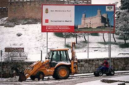 Una máquina quitanieves actuaba ayer junto al castillo de Manzanares.