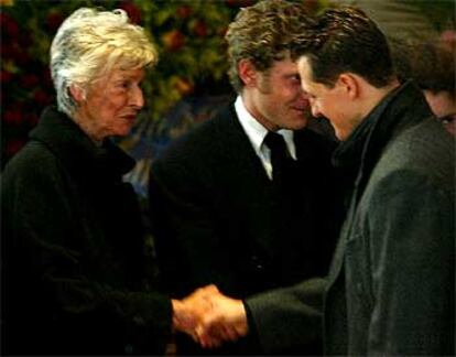 Michael Schumacher da el pesame a la viuda de Giovanni Agnelli en presencia del nieto del empresario.