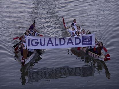 Acción en el Gualdaquivir reclamando igualdad entre hombres y mujeres.