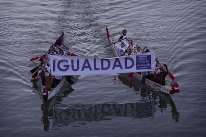 Acción en el Gualdaquivir reclamando igualdad entre hombres y mujeres.