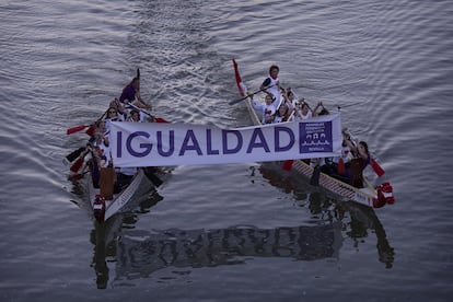 El 8 de marzo de 2019, en Andalucía, se habían autorizado protestas en las ocho capitales —solo en Sevilla participaron 50.000 personas, según la Policía, 130.000 según el Ayuntamiento — y en 139 pueblos. En la imagen, varias mujeres realizan una acción en canoa con una pancarta que pide igualdad.