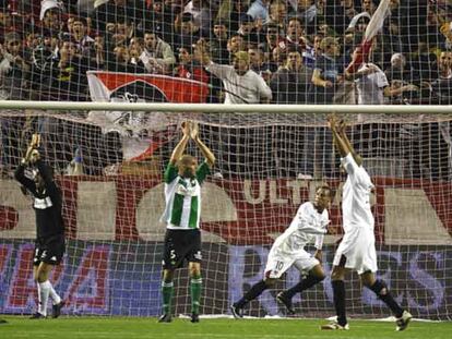 Luis Fabiano y Kanouté celebran el primer gol del Sevilla mientran Ricardo y Rivas reclaman mano del delantero brasileño.