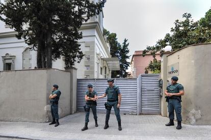 La Guàrdia Civil davant de l'empresa Teyco, dijous passat.