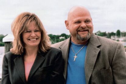 Una historia de película. Betty Anne Waters y su hermano Kenny, en marzo de 2001, después de que él fuera liberado de prisión. Llevaba 18 años encerrado, tras ser condenado a cadena perpetua por un asesinato que no había cometido.