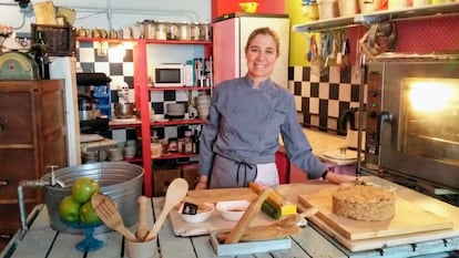 La cuinera Ada Parellada fent una recepta al restaurant Semproniana.