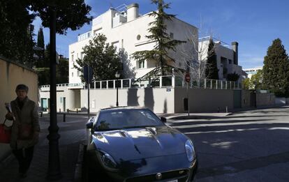 Un coche de alta gama frente a un chalé en El Viso (Madrid).