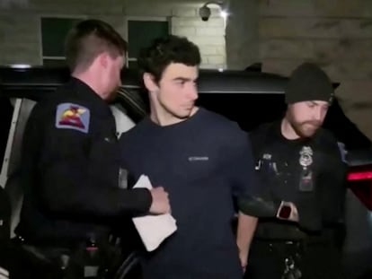 Luigi Mangione llegaba el lunes conducido por la policía a un juzgado de Holidaysburg (Pensilvania), en una imagen de Fox News.