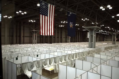 El cuerpo de ingenieros de ejército de Estados Unidos ha establecido un hospital temporal en el centro de convenciones Jacob Javits de Nueva York, un espacio similar al Ifema madrileño. Su objetivo es aliviar la carga en los hospitales neoyorquinos y, por tanto, acoger hasta a 2.000 pacientes con patologías distintas a la causada por el coronavirus.