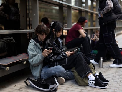 Decenas de jóvenes practican K-Pop en las proximidades de la plaza de las Glorias en Barcelona.