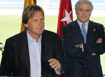 Bernd Schuster y Ramón Calderón, durante la presentación del alemán.