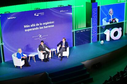 En la foto, de izq. a dcha.: Cristina Sancho, presidenta de la Fundación Aranzadi LA LEY; Enrique Ceca, socio y consejero ejecutivo de Ceca Magán; y Pedro Rodero, presidente ejecutivo de Ontier.