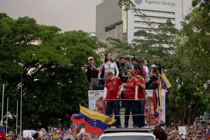 Edmundo González Urrutia y María Corina Machado se abren paso en las calles de Caras, al inicio de la campaña presidencial.