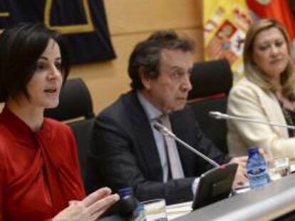 Las consejeras de Agricultura y Hacienda, Silvia Clemente (i) y Pilar del Olmo (d), y el consejero de Presidencia y portavoz de la Junta de Castilla y León, José Antonio de Santiago-Juárez (c), durante la rueda de prensa en la que han informado de las medidas aprobadas en la reunión del Consejo de Gobierno.