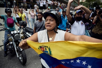 Una motociclista lleva la bandera nacional durante la protesta de este martes.