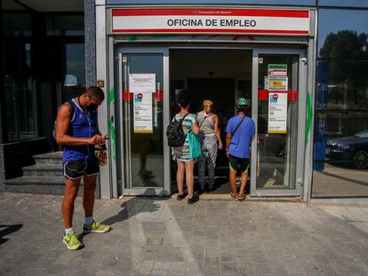 Varias personas a las puertas de una oficina del SEPE en Madrid.