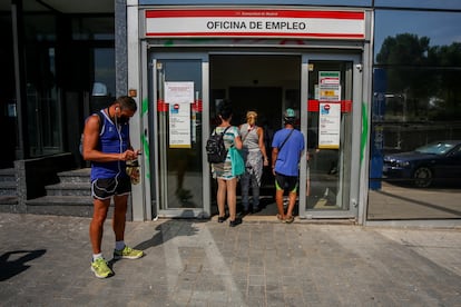 Varias personas a las puertas de una oficina del SEPE en Madrid.