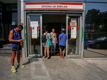 Varias personas esperan a entrar a una oficina del SEPE de Puerta del Ángel, en Madrid, este martes.