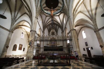 Altar principal de la catedral de Alcalá de Henares, en la imagen se pueden ver las rejas del Maestro Juan Francés (siglo XVI).