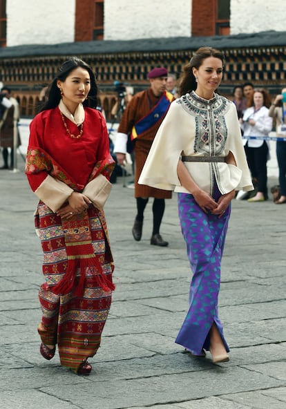 La reina Jetsun Pema de Bután y la duquesa de Cambridge, Kate Middleton, en Bután, en 2016.