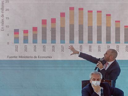 El ministro de Economía de Argentina, Martín Guzmán (de pie) y el presidente, Alberto Fernández, explican en enero pasado el acuerdo alcanzado con el FMI.