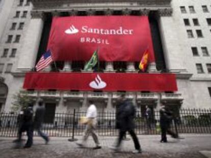 Logotipo de Santander en Wall Street en la salida a Bolsa de Santander Brasil.