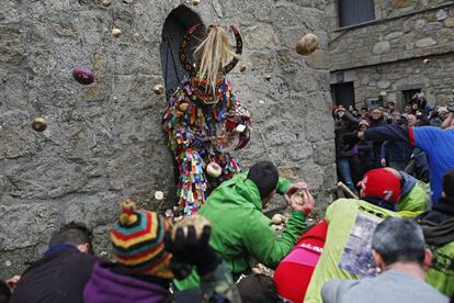 Festival de Jarramplas en la localidad extremeña de Piornal, en el que cientos de personas persiguen a la figura típica de la fiesta tirándole nabos por las calles de la ciudad. 