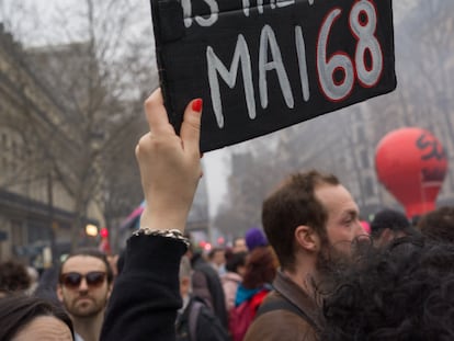 Una joven portaba una pancarta en la que relacionaba la protesta de ese día contra las pensiones con Mayo del 68.